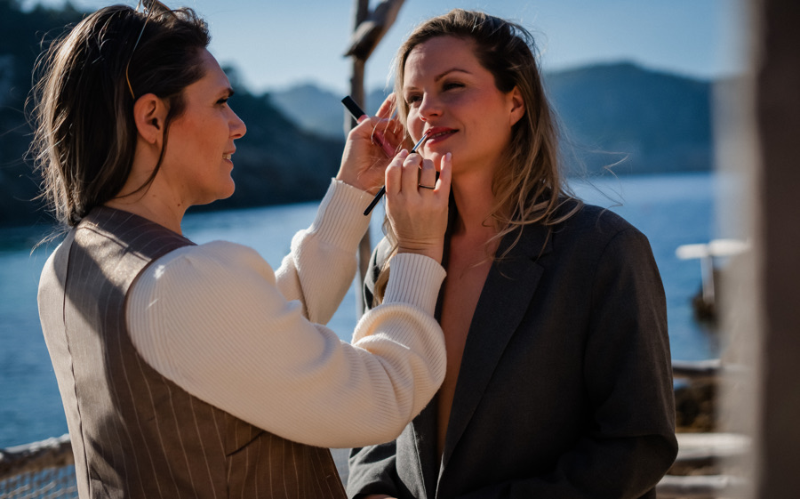 Haar- en make-upstyling op locatie aan het water tijdens een shoot