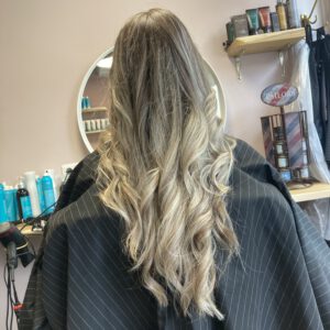 Lange blonde krullen, salonstyling door Ylv Hairstyling
