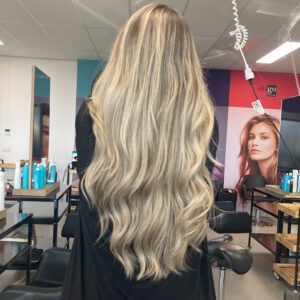 Volle blonde styling met veel beweging