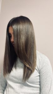 Strakke styling met glans, klaar voor een avond uit