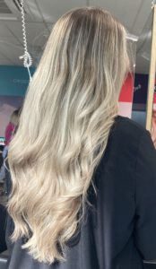 Lange blonde golven, glanzend afgewerkt